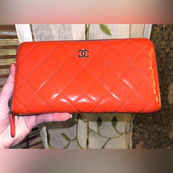 AUTHENTIC CHANEL Coral Orange Matelasse Patent Interlocking C CC Quilted Wallet - Picture 2 of 16